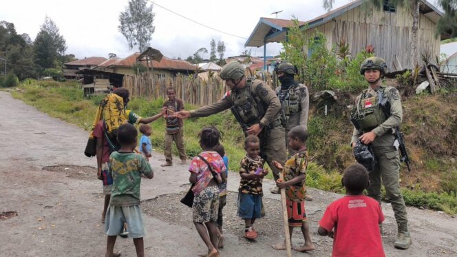 
					Sentuhan Humanis di Sugapa, Satgas Damai Cartenz Patroli Sambil Menyapa Warga