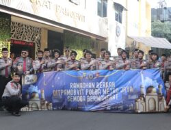 Bersama Masyarakat Pecinta Polri, Ditpamobvit Polda Metro Jaya Sebarkan 1.000 Paket Takjil di Jakarta Pusat