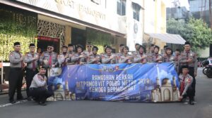 Bersama Masyarakat Pecinta Polri, Ditpamobvit Polda Metro Jaya Sebarkan 1.000 Paket Takjil di Jakarta Pusat