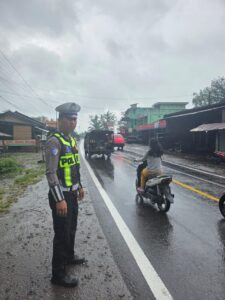Arus Mudik Mulai Meningkat Melintasi Pos Pelayanan Cinta Kasih, Petugas Lakukan Pengaturan Lalu Lintas