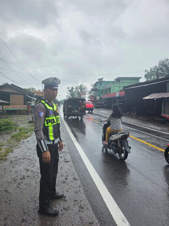
					Arus Mudik Mulai Meningkat Melintasi Pos Pelayanan Cinta Kasih, Petugas Lakukan Pengaturan Lalu Lintas