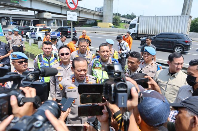 
					Kapolda Metro Jaya Hingga Kepala Basarnas Cek Pos Pelayanan Pengamanan Cikunir, Pastikan Arus Mudik Aman dan Lancar