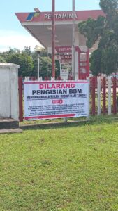 Polsek Gunung Megang Pasang Spanduk Himbauan Larangan Pengisian BBM Gunakan Jerigen dan Tangki Modifikasi