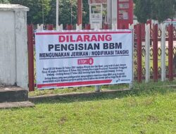 Polsek Gunung Megang Pasang Spanduk Himbauan Larangan Pengisian BBM Gunakan Jerigen dan Tangki Modifikasi