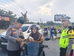 Polres Labuhanbatu Selatan Berbagi Takjil di Jalinsum Kotapinang, Wujud Kepedulian di Bulan Ramadan