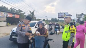Polres Labuhanbatu Selatan Berbagi Takjil di Jalinsum Kotapinang, Wujud Kepedulian di Bulan Ramadan