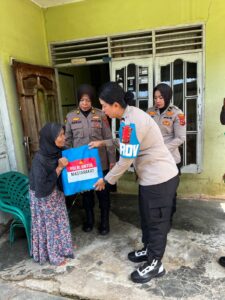 Polres Labuhanbatu Salurkan Bansos kepada Kaum Duafa dalam Program Polri Untuk Masyarakat