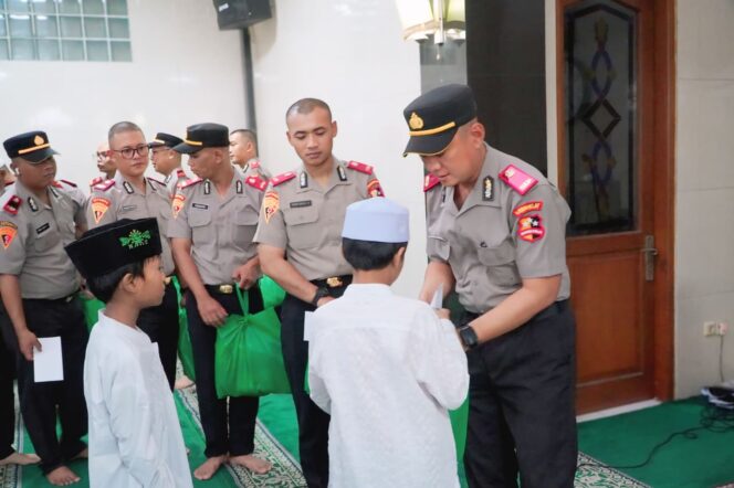 
					Siswa SIP Angkatan 55 Polda Metro Jaya Gelar Bakti Sosial Nusantara, Santuni 60 Anak Yatim di Jakarta Selatan