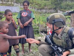 Sentuhan Humanis di Sinak: Satgas Damai Cartenz Bangun Kepercayaan Lewat Interaksi Anak-anak