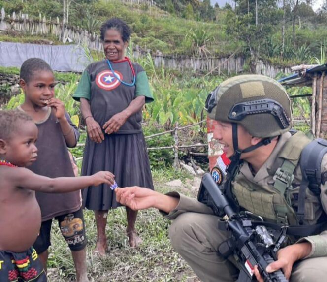 
					Sentuhan Humanis di Sinak: Satgas Damai Cartenz Bangun Kepercayaan Lewat Interaksi Anak-anak