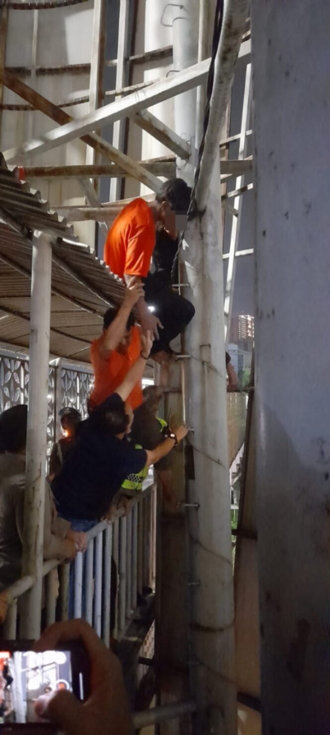 
					Polisi Gagalkan Aksi Pria yang Diduga Hendak Bunuh Diri di Malam Idul Fitri