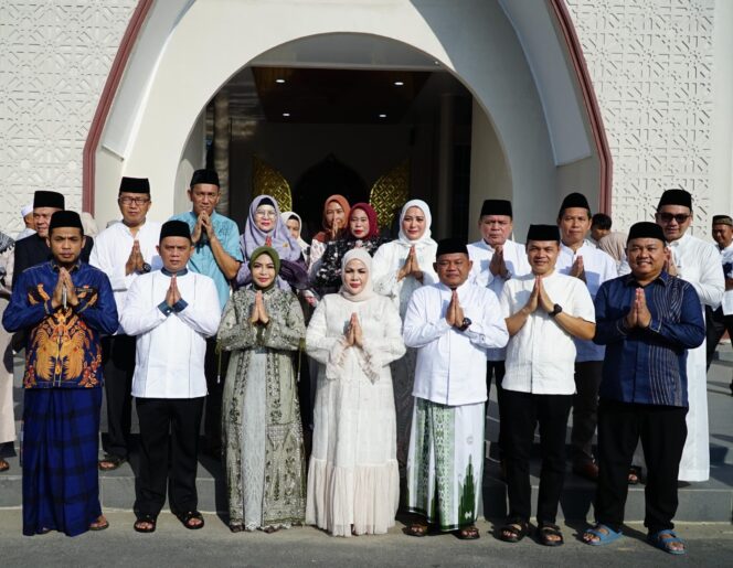 
					Bupati dan Wakil Bupati Labuhanbatu Shalat Idulfitri di Masjid Raya Al-Ikhlas Ujung Bandar