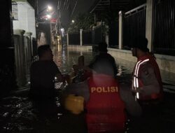 Warga Terdampak Banjir Hubungi Layanan 110, Dit Samapta PMJ Evakuasi Warga Terdampak Banjir di Ciracas