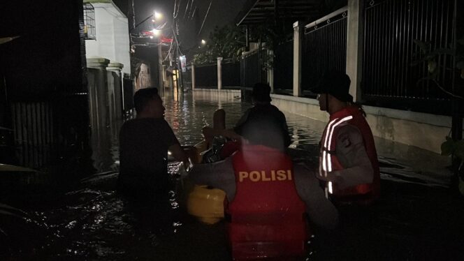 
					Warga Terdampak Banjir Hubungi Layanan 110, Dit Samapta PMJ Evakuasi Warga Terdampak Banjir di Ciracas