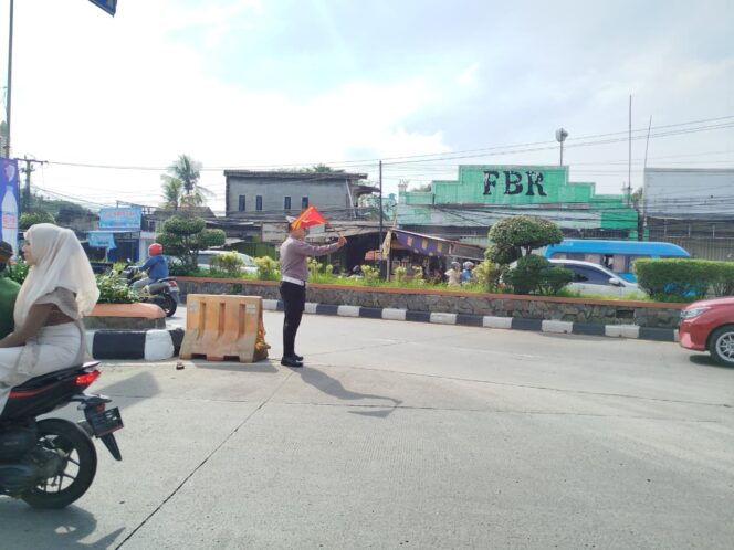 
					Demi Mudik Aman, Polisi dan TNI Bersinergi Atur Lalu Lintas di Kalijaya