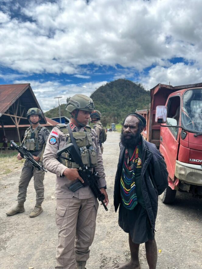 
					Patroli di Ilaga, Menjaga Keamanan Sambil Membangun Percakapan dengan Warga