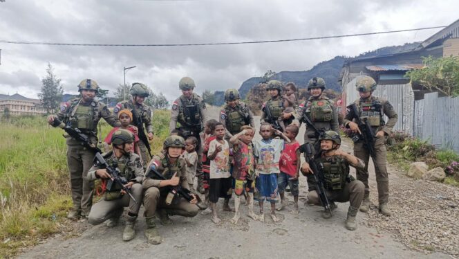 
					Patroli Satgas Ops Damai Cartenz di Intan Jaya: Interaksi dengan Warga dan Anak-anak di Sugapa