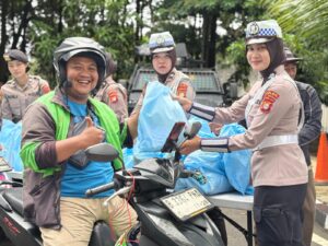 Polda Metro Jaya Gelar Jumat Peduli, Bagikan Sembako kepada Masyarakat