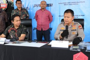 Polres Metro Bekasi Kota Ringkus Pencuri Spesialis ‘Rumsong’ dan 4 Penadah di Jatiasih