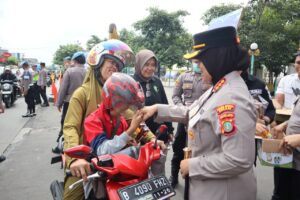 Kapolres Metro Bekasi Tinjau Arus Balik di Pos Terpadu Gedung Juang, Bagikan Snack untuk Masyarakat
