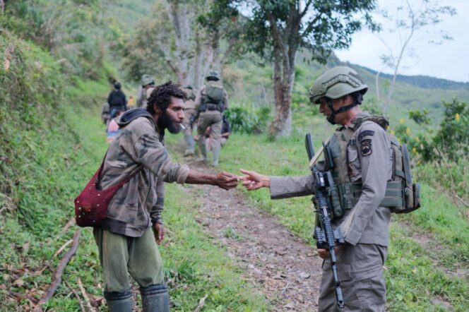 
					Satgas Ops Damai Cartenz-2026 Perkuat Pendekatan Humanis Lewat Patroli Sambang di Kiwirok