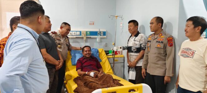 
					Kapolres Labuhanbatu Jenguk Ketua MUI yang Dirawat di RSU Rantauprapat