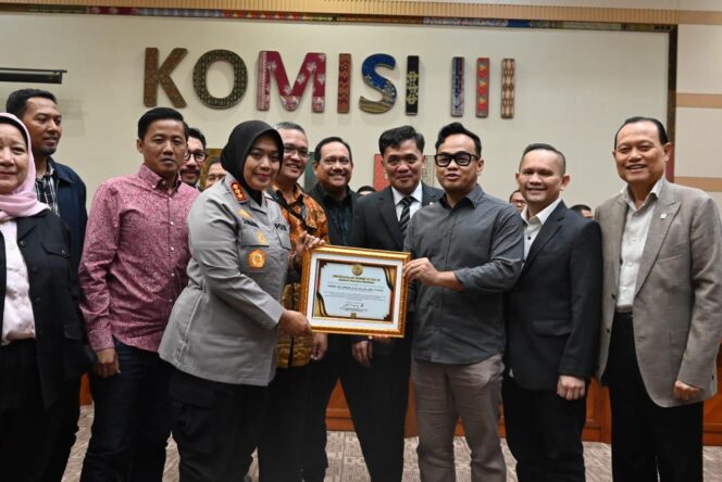 
					Komisi III DPR RI Beri Penghargaan ke Kapolres Metro Bekasi atas keberhasilan mengawal konflik antara Warga dengan Pengembang secara damai