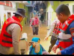 Polairud Polda Metro Jaya Evakuasi Warga Kebon Pala, Ketua RT: Apresiasi Tinggi dan Terima Kasih atas Kepedulian Polisi