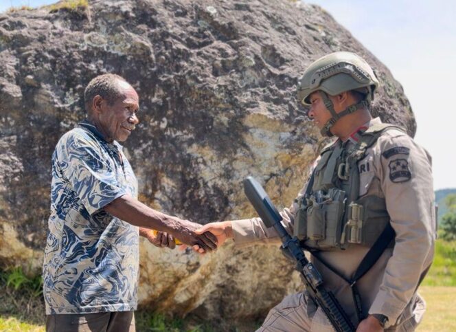 
					Satgas Damai Cartenz Gelar Patroli dan Pelayanan Kesehatan di Sinak