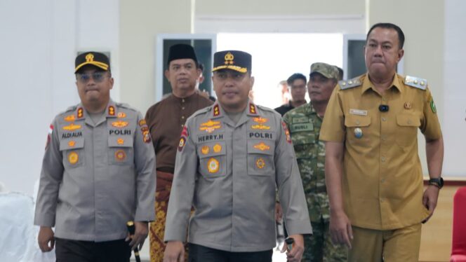 
					Dorong Ekonomi Pesisir, Kapolda Riau Bantu Nelayan Meranti dengan 20 Mesin Ketinting