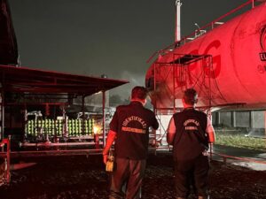 Brimob Metro Jaya Sigap Amankan Kebakaran SPBE di Bekasi, Situasi Cepat Terkendali