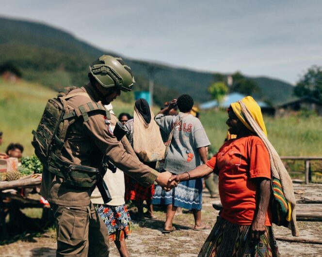 
					Satgas Damai Cartenz Hadir di Tengah Masyarakat, Pastikan Ibadah Berjalan Aman di Distrik Kiwirok