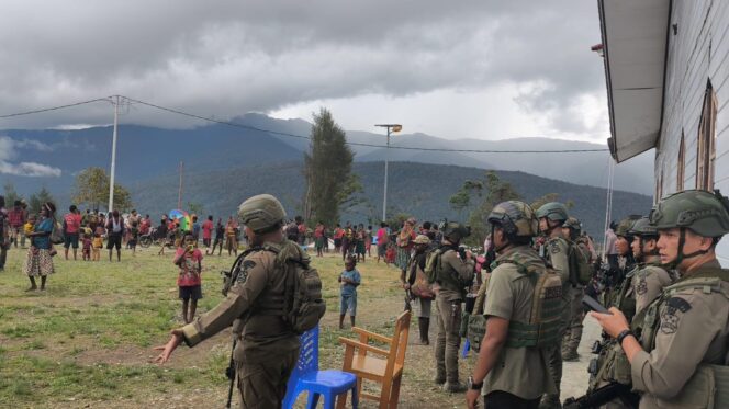 
					Satgas Ops Damai Cartenz Hadir di Tengah Tradisi Bakar Batu di Sugapa, Bangun Kebersamaan dengan Warga