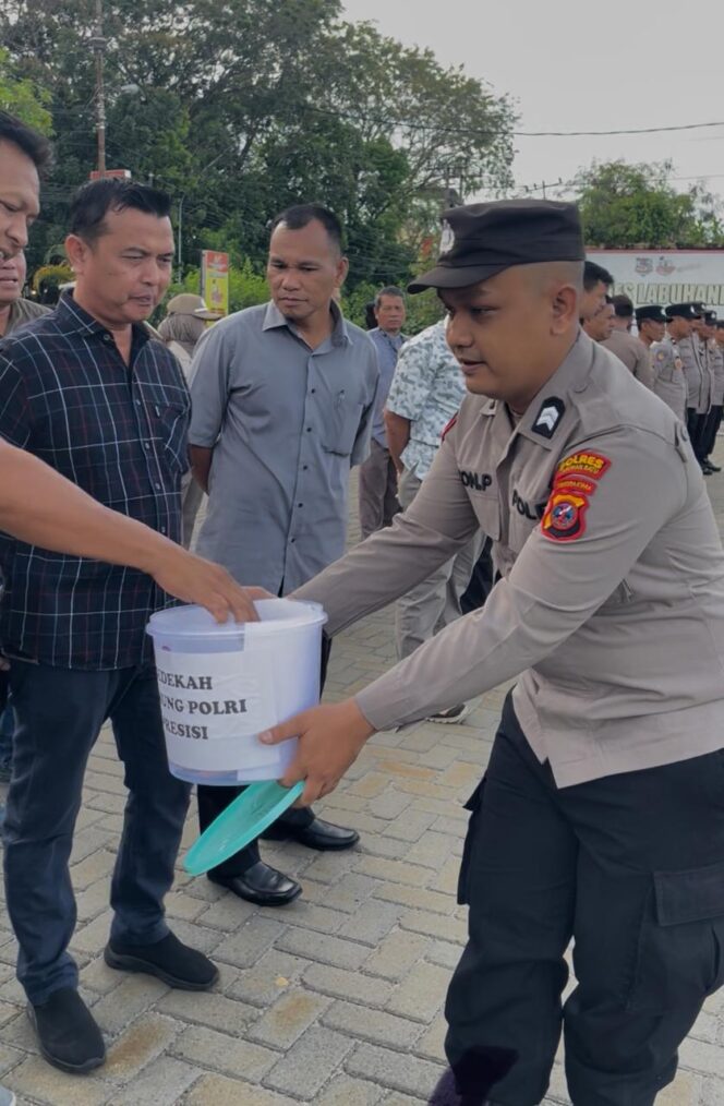 
					Kompak dan Peduli, Personel Polres Labuhanbatu Berpartisipasi Dukung Program Warung Polri Presisi GRATIS