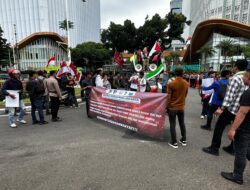 Aksi Penyampaian Pendapat Organisasi Mahasiswa Islam di Jakpus Kondusif, Polisi Bagikan Roti dan Air Mineral