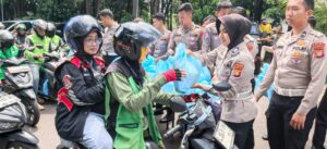 Polda Metro Jaya Berbagi di Jumat Peduli, Ojol hingga Pekerja Harian Terima Sembako