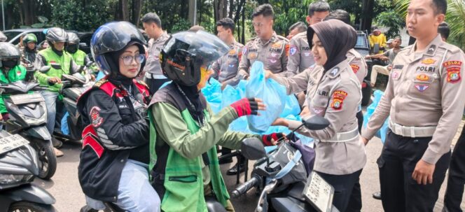 
					Polda Metro Jaya Berbagi di Jumat Peduli, Ojol hingga Pekerja Harian Terima Sembako
