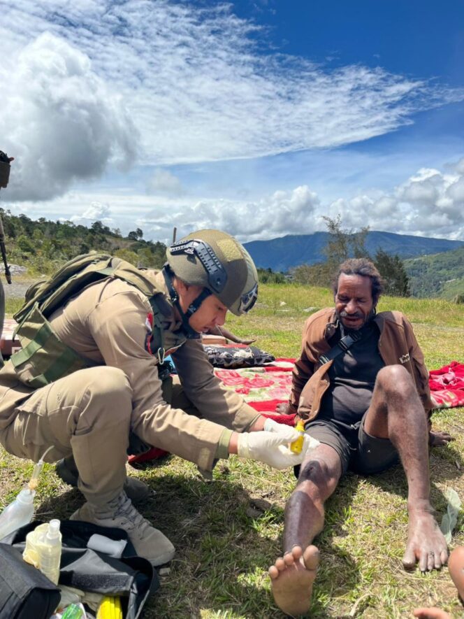 
					Satgas Damai Cartenz Gelar Patroli Humanis dan Pelayanan Kesehatan di Sinak