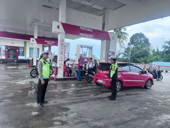 
					Patroli Antisipasi Kelangkaan BBM di SPBU Simpang Karo, Satlantas Labusel Pastikan Lalu Lintas Lancar dan Aman