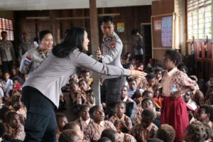 Hadirkan Keceriaan dan Edukasi Bagi Siswa, Satgas Damai Cartenz Gelar Bakti Sosial di SD Negeri Pomako 1