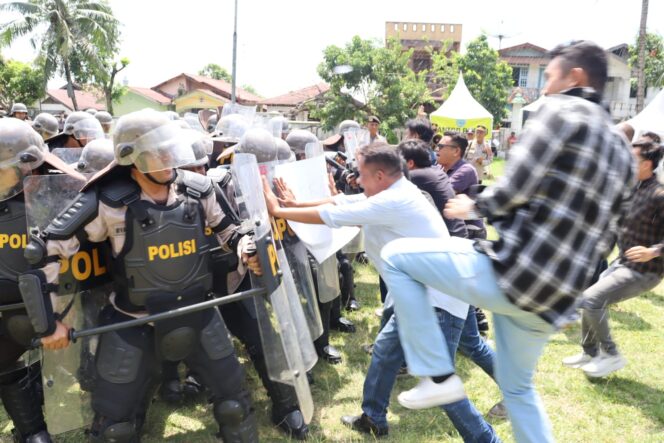 
					Polres Labuhanbatu Gelar Simulasi Sispamkota, Wujud Kesiapan Humanis Hadapi Dinamika Massa