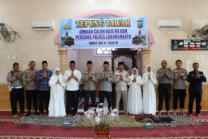 Doa dan Haru Iringi Tepung Tawar Jamaah Haji Personel Polres Labuhanbatu