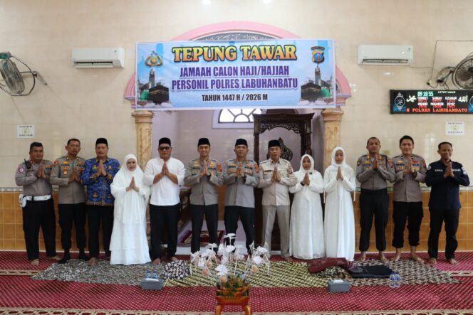 
					Doa dan Haru Iringi Tepung Tawar Jamaah Haji Personel Polres Labuhanbatu
