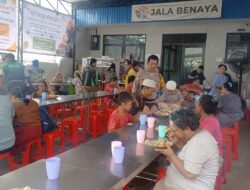 Jumat Peduli Polsek Metro Penjaringan, 500 Paket Nasi Dibagikan untuk Warga di Penjaringan