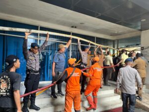 Brimob Metro Jaya Sigap Bantu Pemadaman dan Amankan Lokasi Kebakaran Gedung Kemendagri