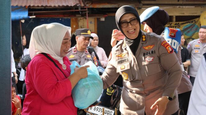 
					Semangat Hari Kartini, Polwan Polda Metro Jaya Hadir Lewat Edukasi dan Bakti Sosial bagi Perempuan dan Kaum Rentan