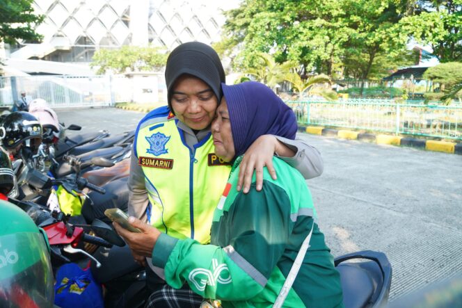 
					Kapolres Metro Bekasi Salurkan 400 Paket Sembako untuk Perempuan Pejuang di Hari Kartini
