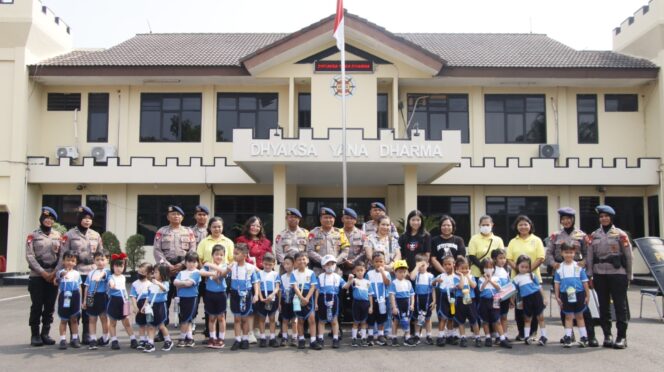 
					Brimob Polda Metro Jaya Terima Kunjungan Siswa TK, Edukasi Tugas Polisi di Mako Batalyon B Pelopor