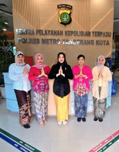 Hari Kartini, Polwan Berkebaya Layani Warga di Polda Metro Jaya