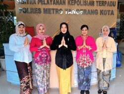 Hari Kartini, Polwan Berkebaya Layani Warga di Polda Metro Jaya